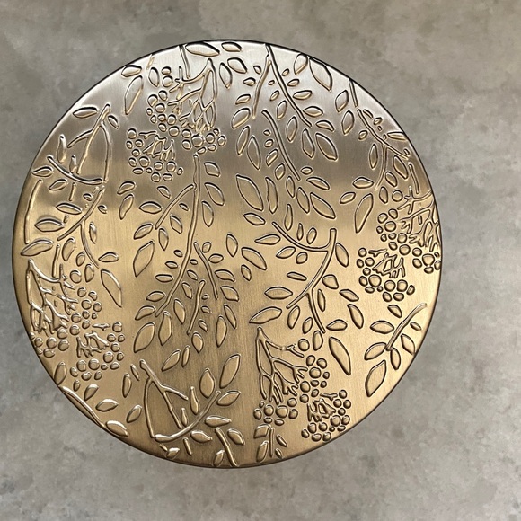 White Barn Under the Magnolia Tree Candle (14.5 oz). Never used. NWT - Picture 4 of 5